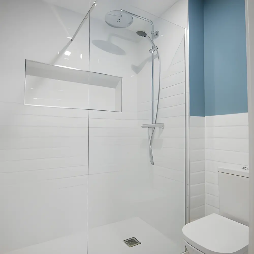 Alicatado de azulejos en un baño de Córdoba