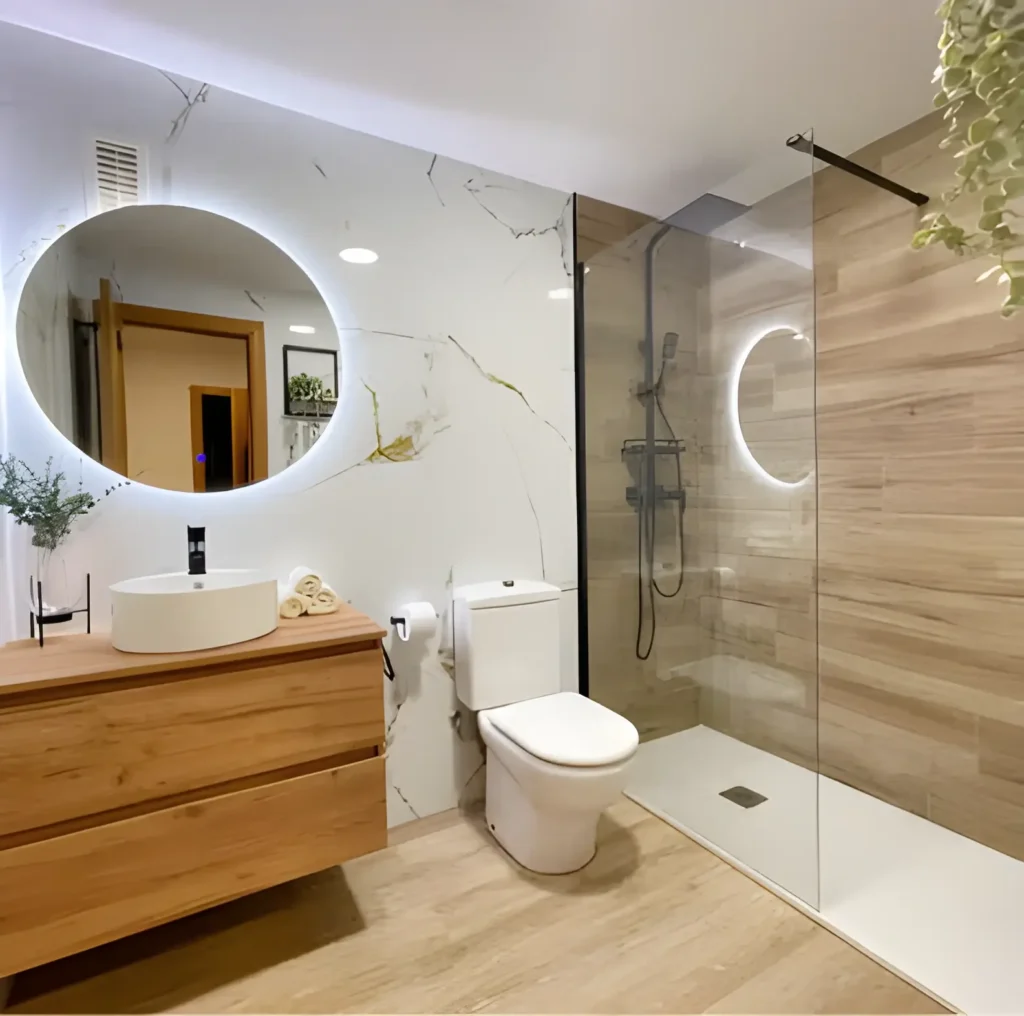 Baño reformado en Córdoba con mampara y grifería nueva