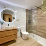 Baño reformado en Córdoba con mampara y grifería nueva