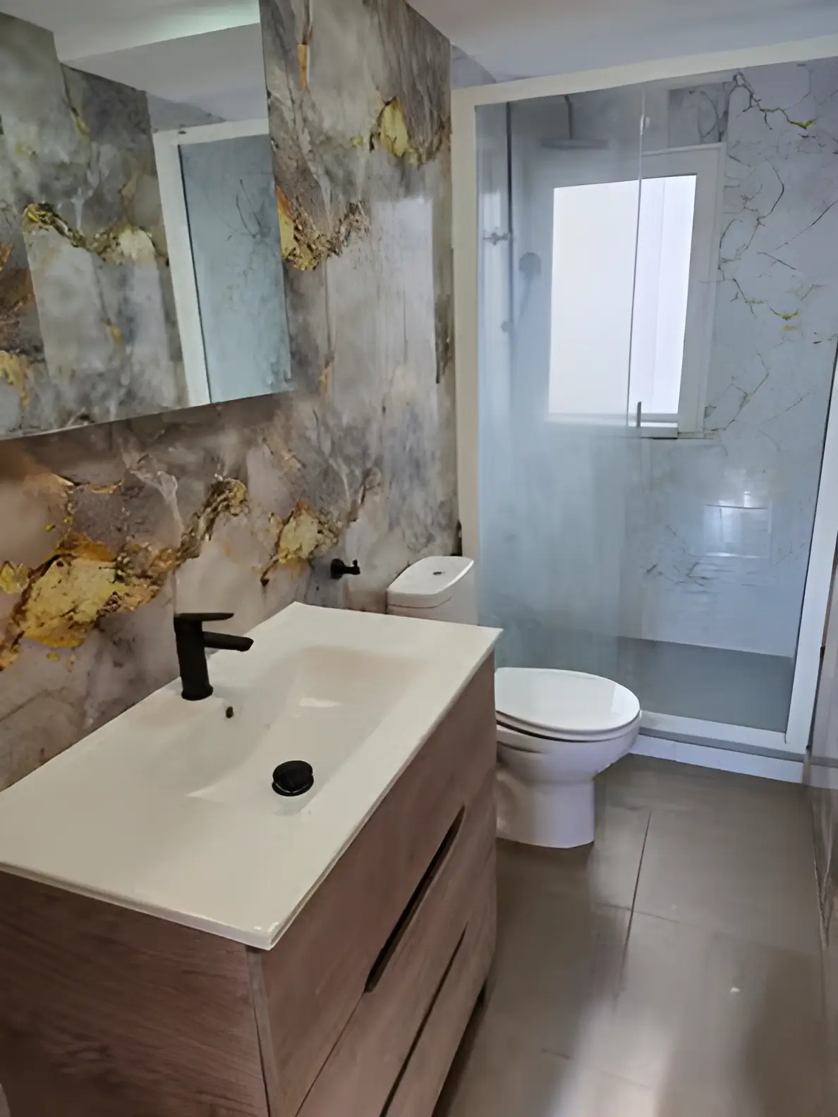 Reformas de Baños Córdoba con plato de ducha moderno